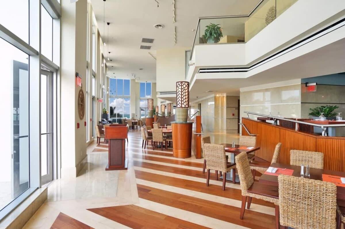 Beachfront Resort Pool Ocean View Balcony マイアミビーチ エクステリア 写真