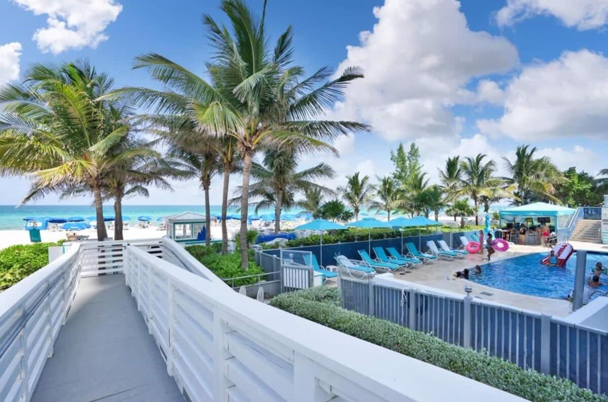 Beachfront Resort Pool Ocean View Balcony マイアミビーチ エクステリア 写真